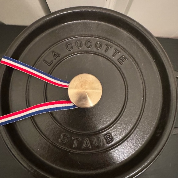 Staub 24 4qt 9-3/8” Cast Iron Round Dutch Oven Matte Black NEW - Picture 6 of 8